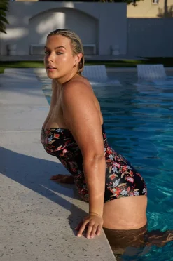 One Pieces|Capriosca Wild Berries Twist Front Bandeau One Piece Black/red